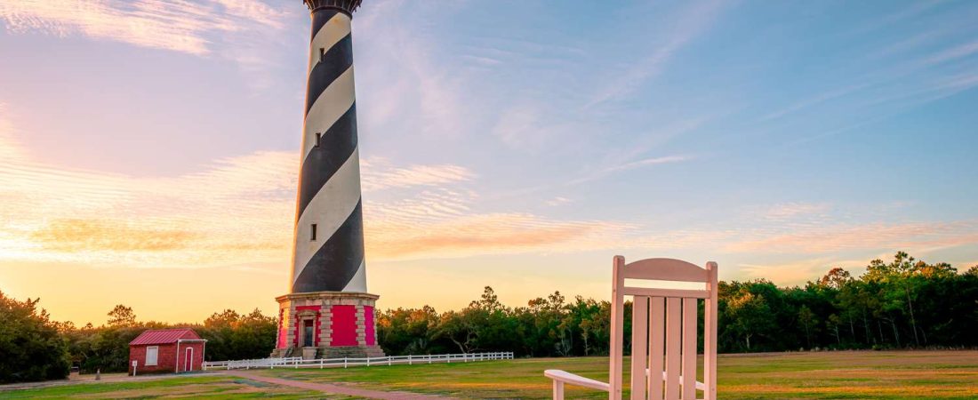 Isla-de-Carolina-del-Norte-con-playas-pueblos-y-faro-iconico-intriper.jpg