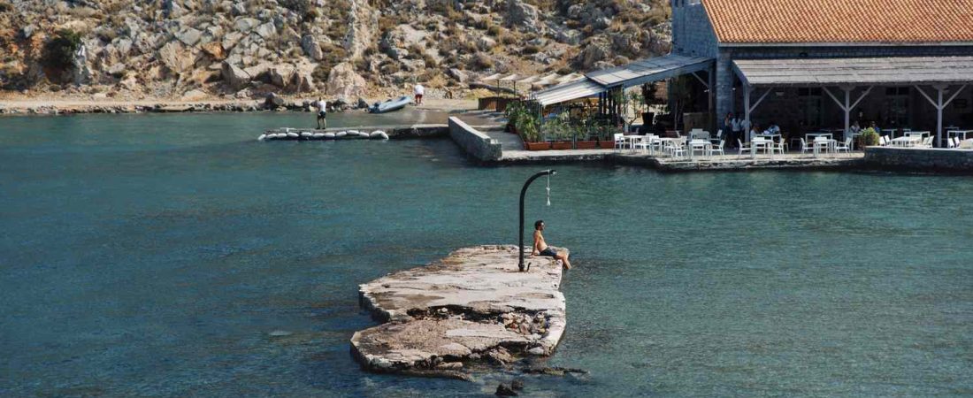 Isla-griega-se-convierte-en-destino-de-arte-con-estilo-y-eventos-intriper.jpg