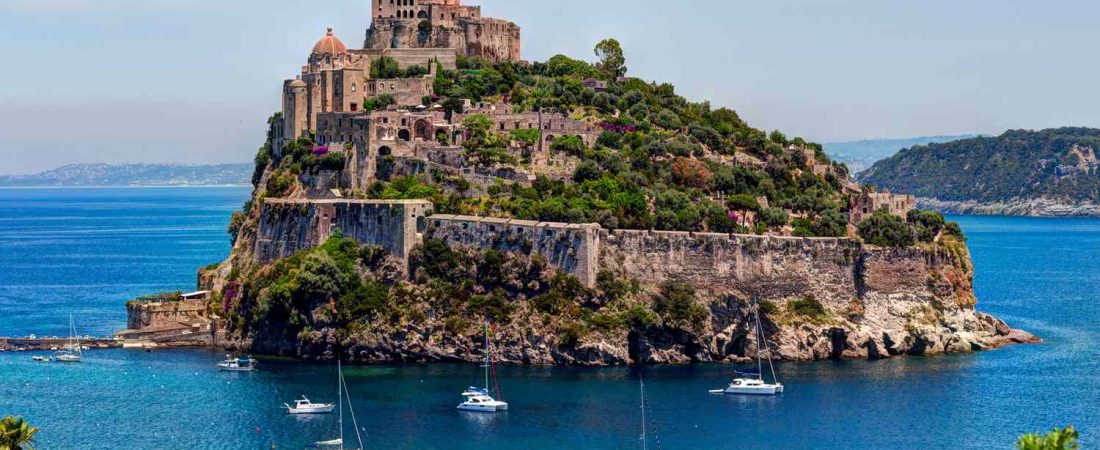 Isquia-aguas-termales-playas-paradisiacas-y-sin-multitudes-como-Capri-intriper.jpg