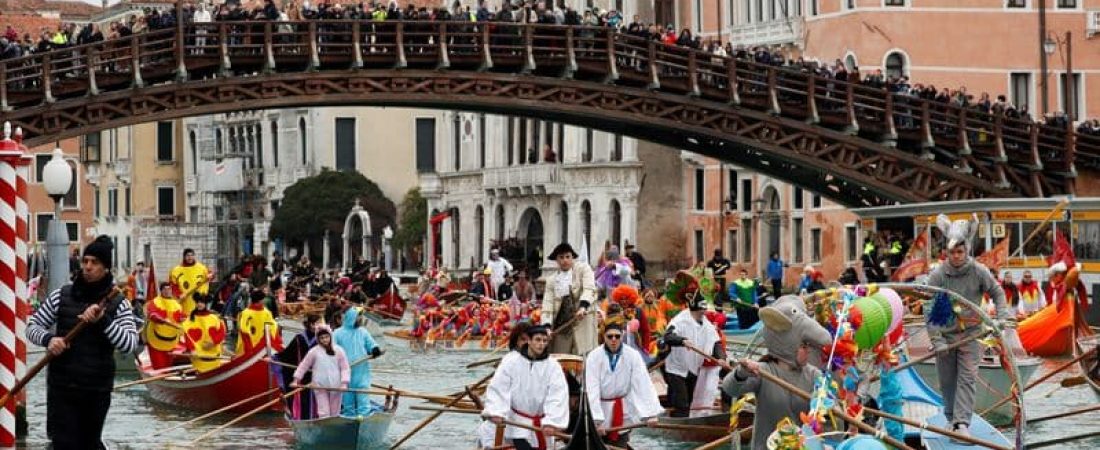 Foto de archivo de la fiesta del Carnaval de Venecia en el Gran Canal 
Feb 5, 2023. REUTERS/Remo Casilli/