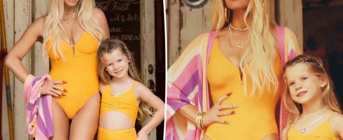 Jessica-Simpson-y-su-hija-Birdie-lucen-trajes-de-bano-amarillos-intriper.jpg