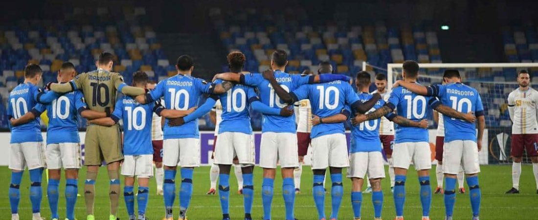 Jugadores del Napoli disputaron un partido de la Europa League con la camiseta ‘10′ de Maradona