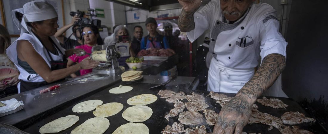 El cocinero Jacinto Rodríguez, prepara tacos este viernes en la taquería El Califa de León, ubicada en la Ciudad de México (México). EFE/Isaac Esquivel