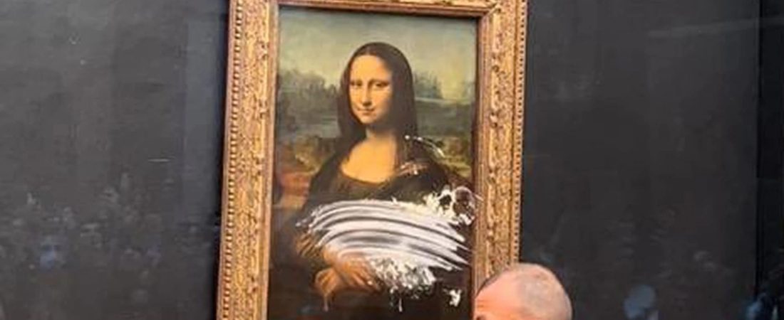 La Mona Lisa sufrió un ataque con un tortazo de un joven disfrazado y en silla de ruedas-1