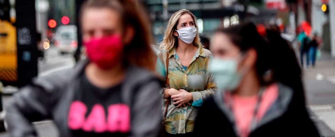 Personas con tapabocas caminan en una calle este martes en la ciudad de Sao Paulo (Brasil). EFE/ Sebastião Moreira