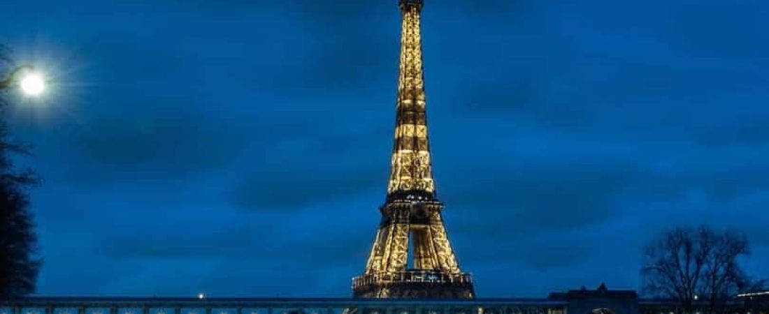 La-Torre-Eiffel-se-pinta-de-dorado-para-los-Juegos-Olimpicos-2024-