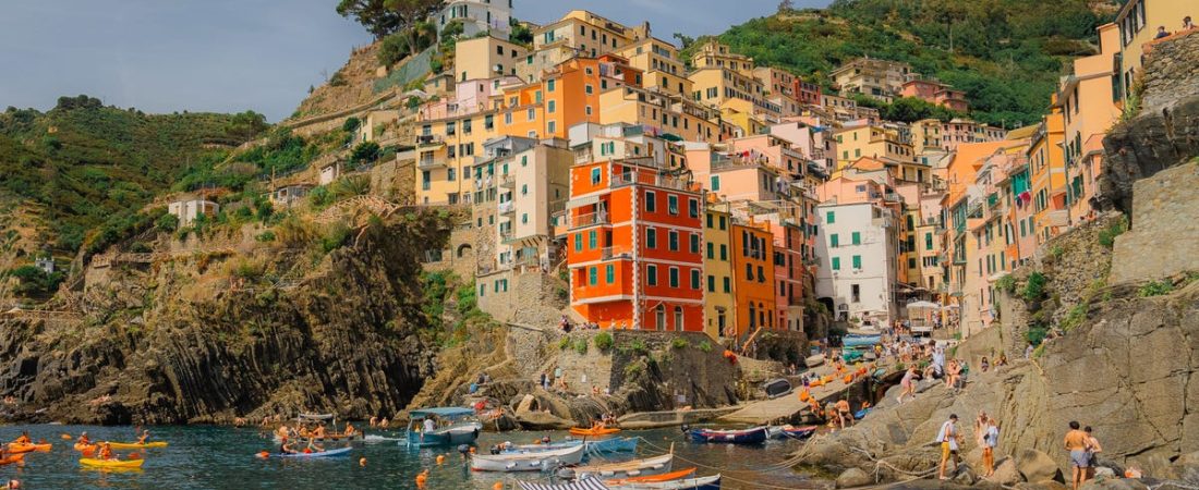 La-economia-inestable-afecta-los-viajes-y-complica-tus-planes-de-verano-intriper.jpg