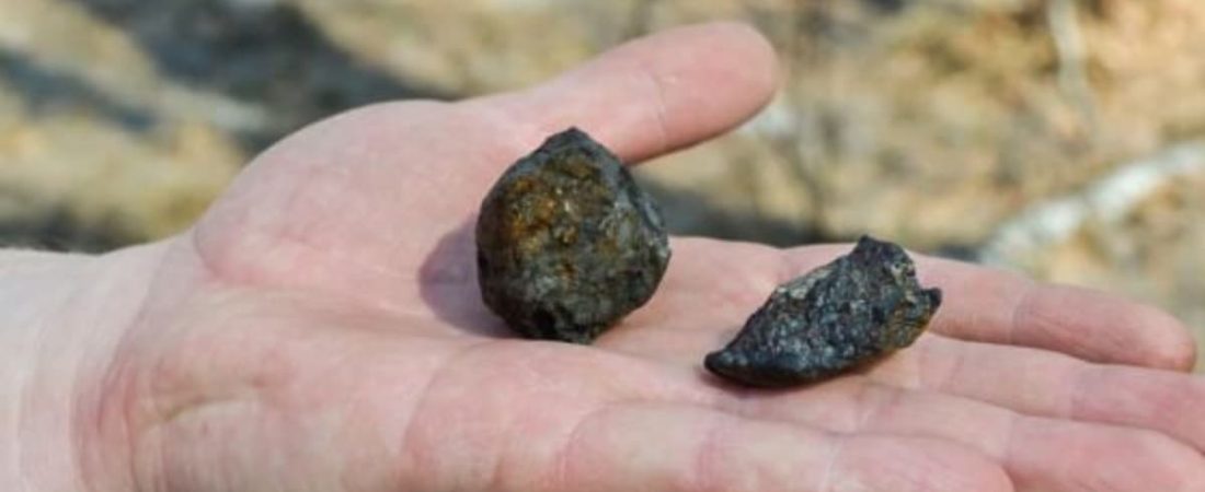 Las carreteras en Mississippi se llenaron de meteoritos pequeños son restos de una bola de fuego que impactó hace días