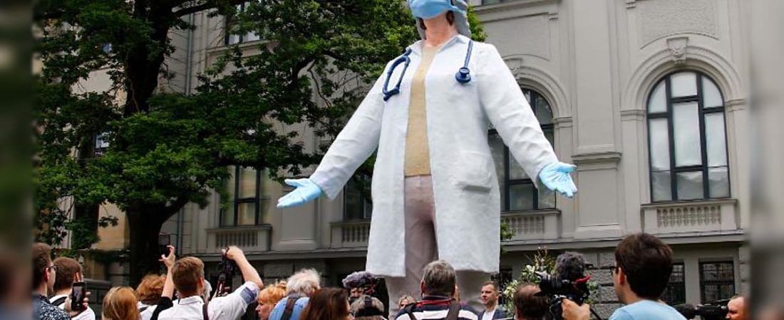 Letonia presenta una gran estatua de casi seis metros en homenaje a sus trabajadores de la salud por tratar a pacientes con COVID-19 1