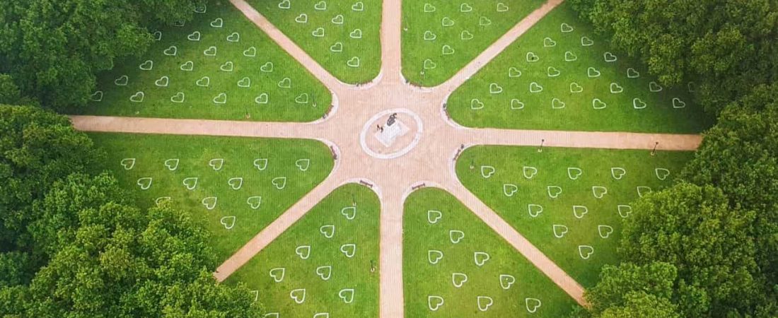 Los parques de Bristol se llenan de corazones para alentar a las personas a mantener el distanciamiento social 1