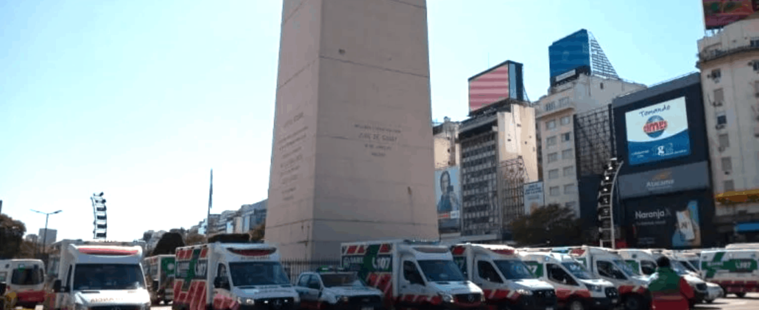 Médicos despiden a un compañero fallecido por COVID-19 con un sentido homenaje de ambulancias en el Obelisco 1