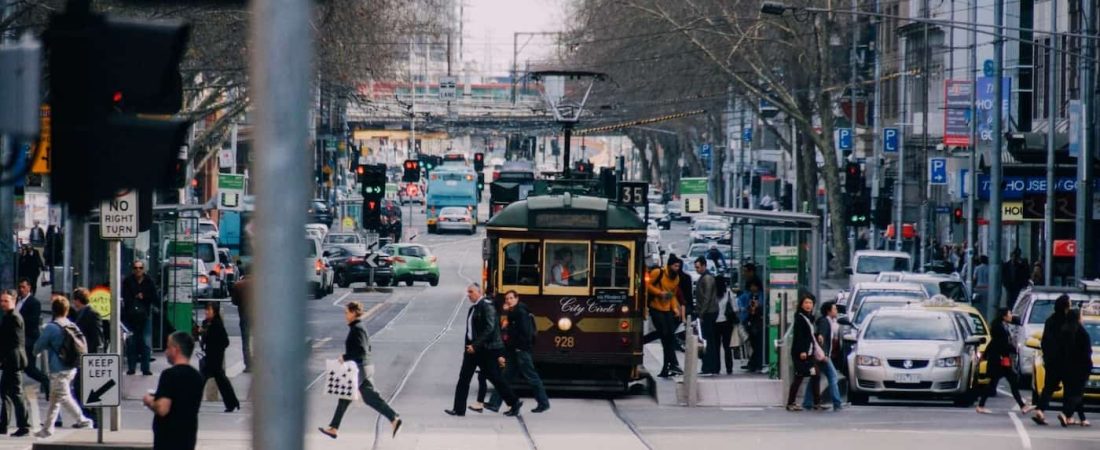 En Melbourne no se podrán quitar la mascarilla para beber alcohol e implementan el toque de queda