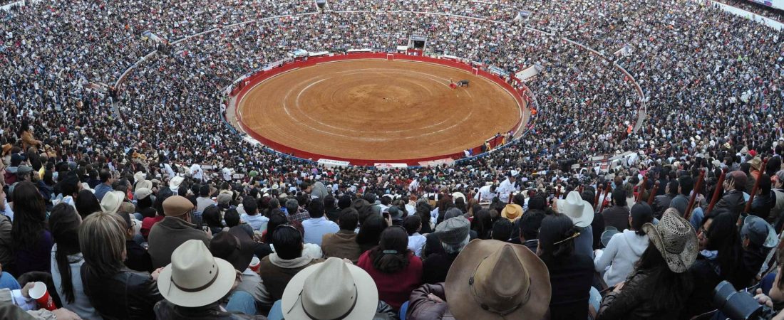 Fotografía del omingo 30 de enero de 2011, de la Plaza de toros México, con lleno total durante la última corrida realizada en el emblemático lugar en Ciudad de México. EFE/Mario Guzmán/Archivo