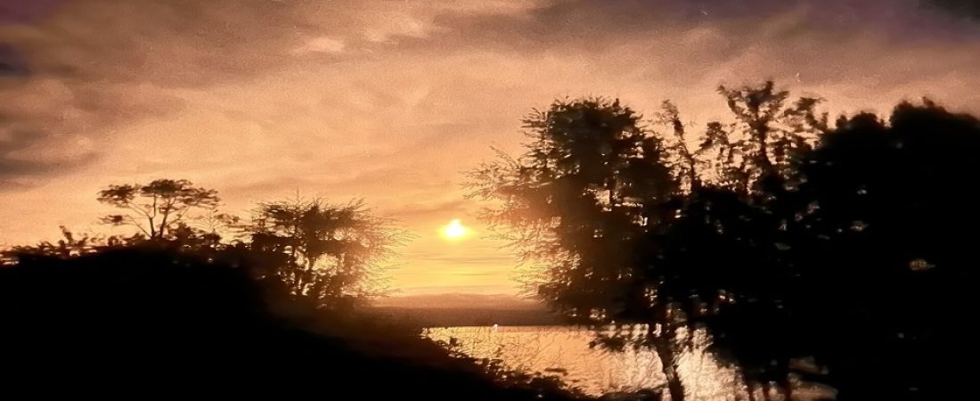 Misteriosa-luz-en-el-cielo-de-Bariloche-ilumina-el-lago-Nahuel-Huapi-intriper.jpg