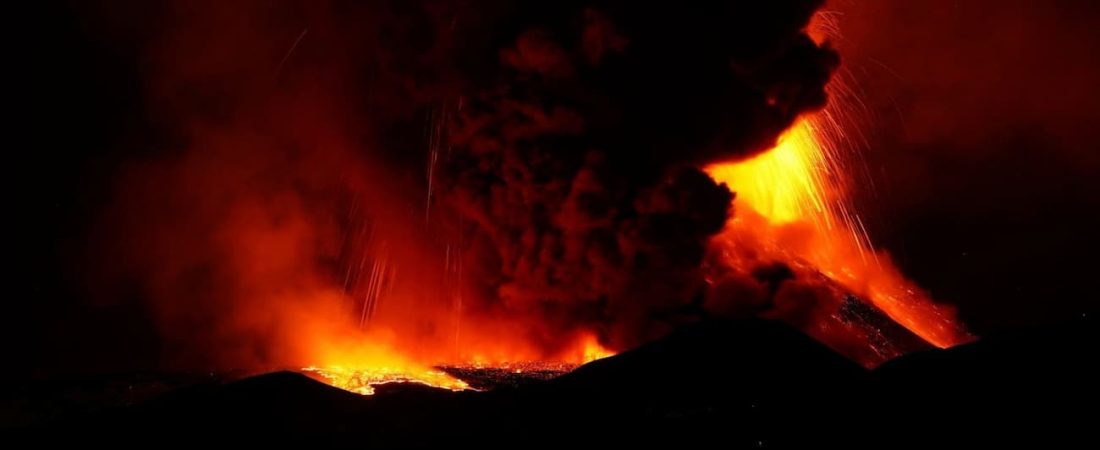 El volcán del monte Etna, en Italia, entró en erupción nuevamente