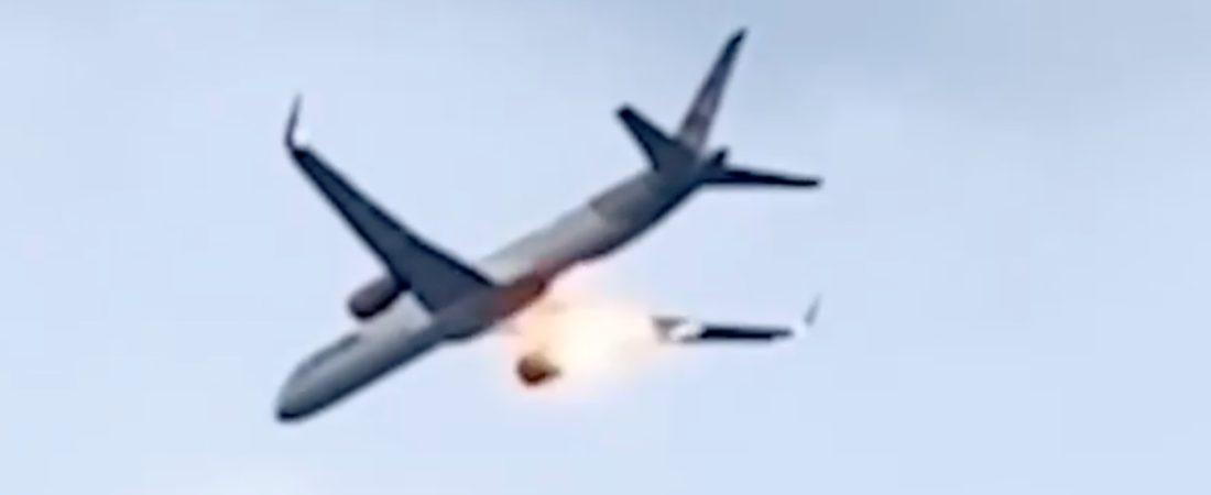 Motor-de-avion-en-llamas-genera-panico-y-mensajes-de-despedida-intriper.jpg