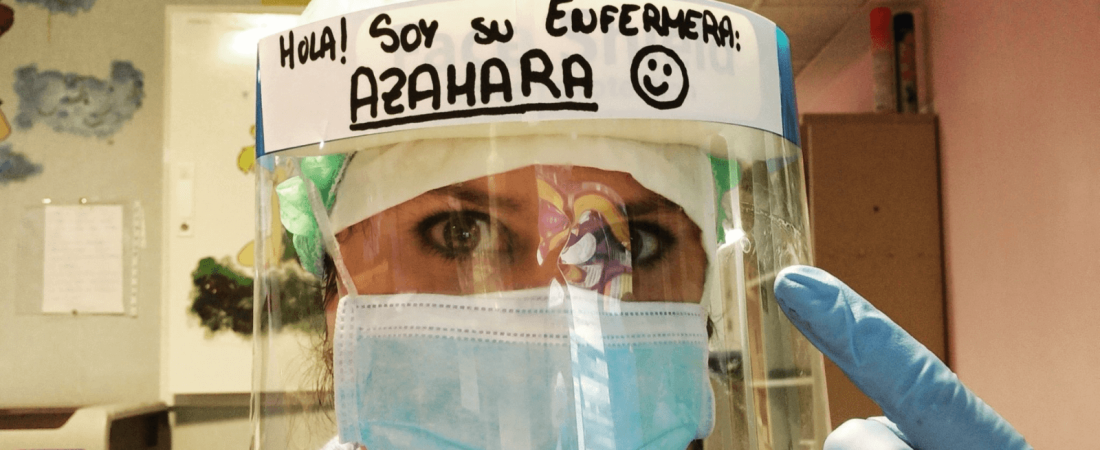 Médica española propuso escribir sus nombres sobre mascarillas para que los pacientes puedan identificarlos fácilmente 1