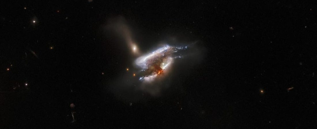 NASA compartió una imagen en la que tres galaxias colisionan y se fusionan