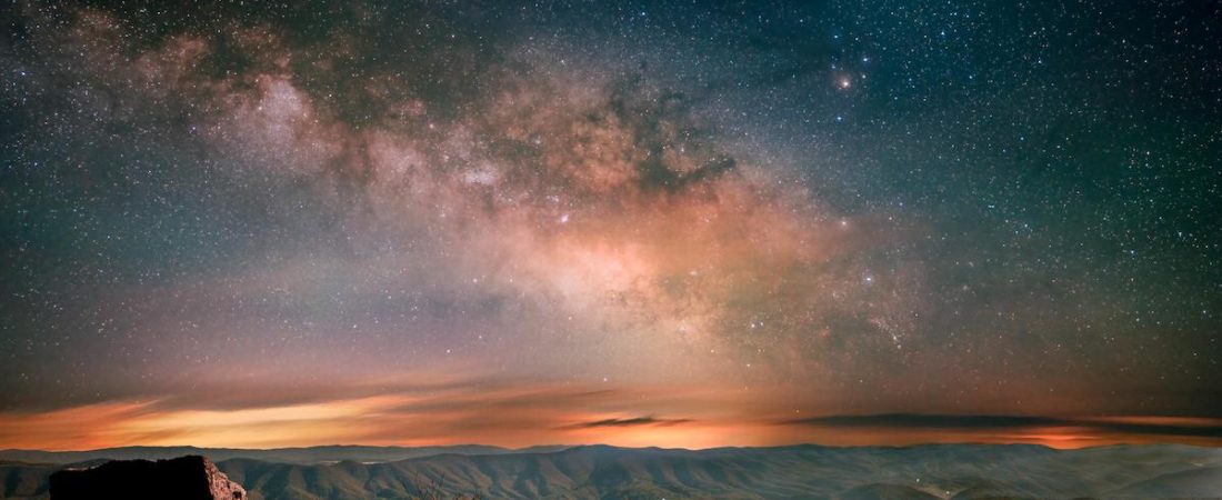 Astrofotógrafo captura increíble fotografía de la Vía Láctea junto al eclipse lunar en Estados Unidos