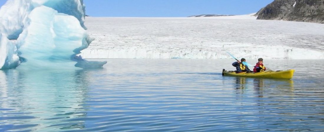 Navegar en kayak por el mayor glaciar de Europa continental es toda una aventura imperdible en el Parque Nacional de Jostedalsbreen portada