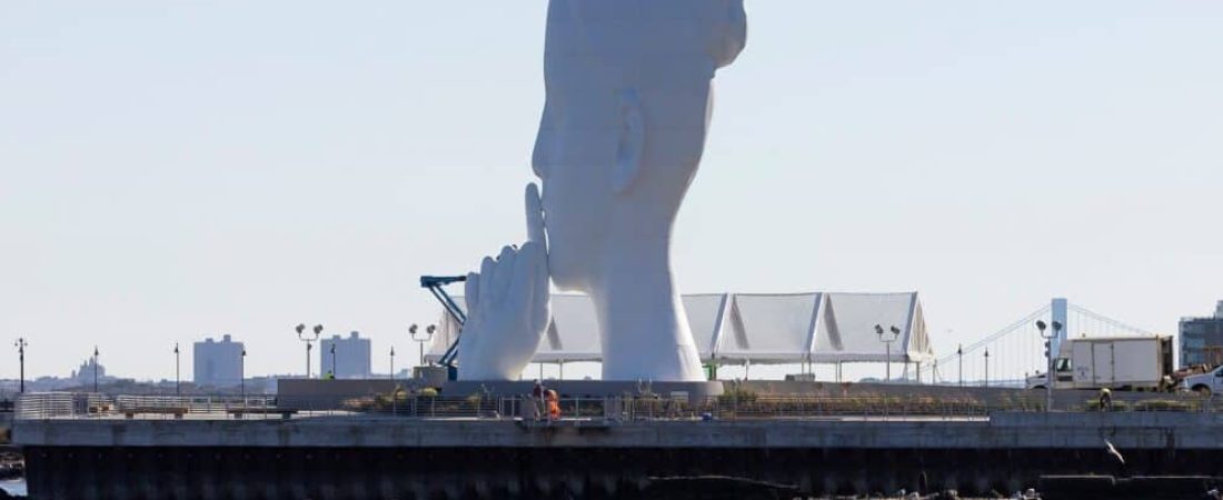 Jersey City (United States), 19/10/2021.- The sculpture 'ÄòWater's Soul'Äô (C) by Spanish artist Jaume Plensa on a pier facing Manhattan in Jersey City, New Jersey, USA, 19 October 2021. The 80- foot/23.8 meter tall sculpture will be permanently located on the new and nearly completed Newport Pier and will open to the public on 21 October 2021. (Abierto, Laos, Estados Unidos) EFE/EPA/JUSTIN LANE