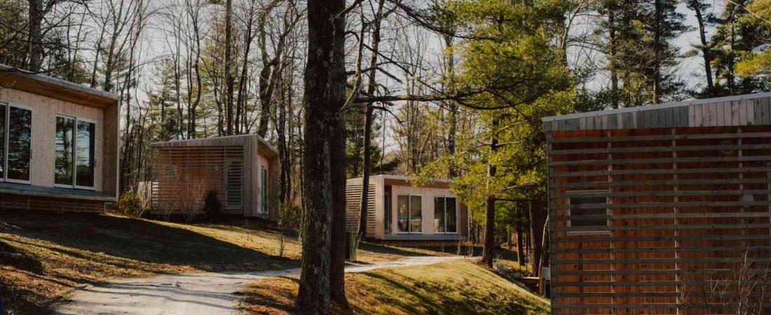 Nuevo-resort-frente-al-lago-con-cabanas-de-lujo-en-Berkshires-intriper.jpg