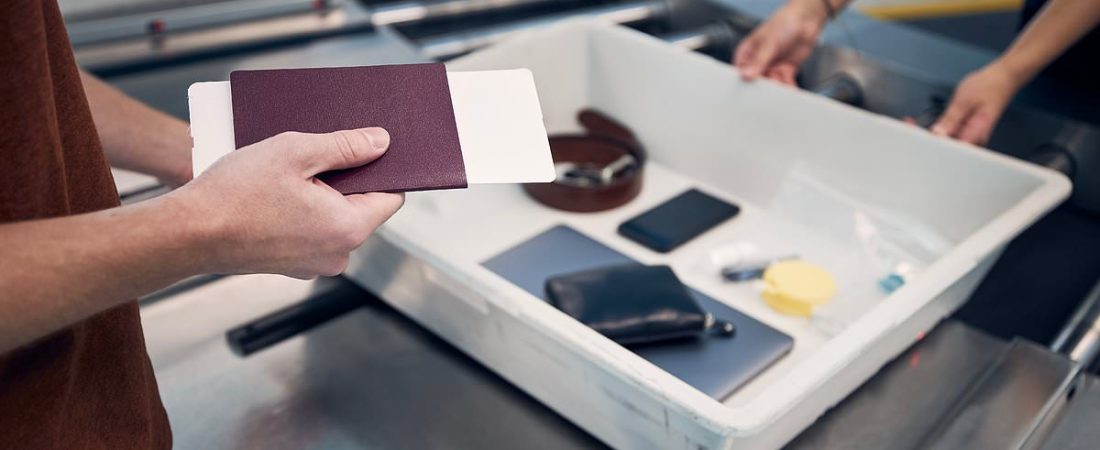 Objeto-comun-que-nunca-debes-dejar-en-bandejas-de-seguridad-intriper.jpg
