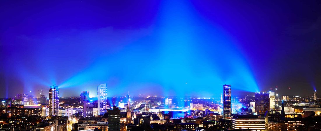 Nederland, Eindhoven, 12 november 2020. 
Met Connecting the Dots creëert het Eindhovense lichtfestival GLOW het grootste lichtkunstwerk ooit over 80 km2. 
De Finse lichtkunstenaar Kari Kola zorgt met 1500 lampen voor een blauwe mantel van licht over de stad. 1000 rode verlichte ballonnen door de Nederlandse kunstenaar Ivo Schoofs brengen verbinding aan. Eindhovens kunstenaar Hugo Vrijdag riep kinderen op een persoonlijke GLOWdot te maken, volwassenen deden ook mee. Er kunnen misschien wel 20.000 van deze klein lichtkunstwerkjes achter de ramen hangen. 
Vanwege de corona-pandemie is er dit jaar geen gebruikelijke GLOW looproute. Het lichtspektakel is overal in de stad en tot ver daarbuiten te zien. 
foto: GLOW / Bart van Overbeeke