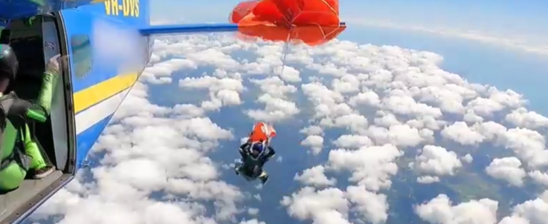 Paracaidista-sufre-accidente-al-enredarse-con-la-cola-del-avion-intriper.png