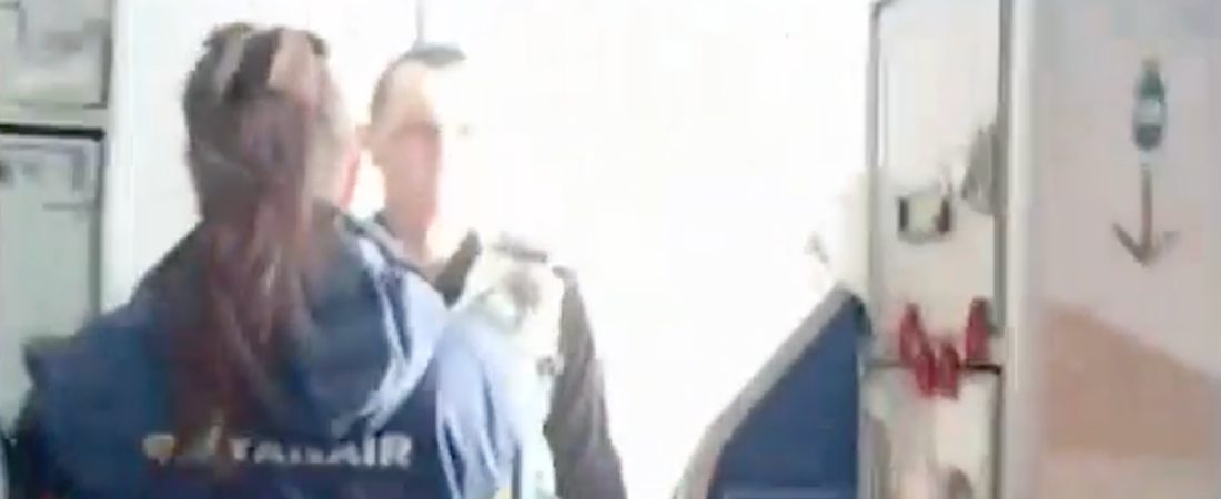 Pareja-escoltada-por-policia-tras-pedir-snacks-en-pleno-vuelo-intriper.jpg