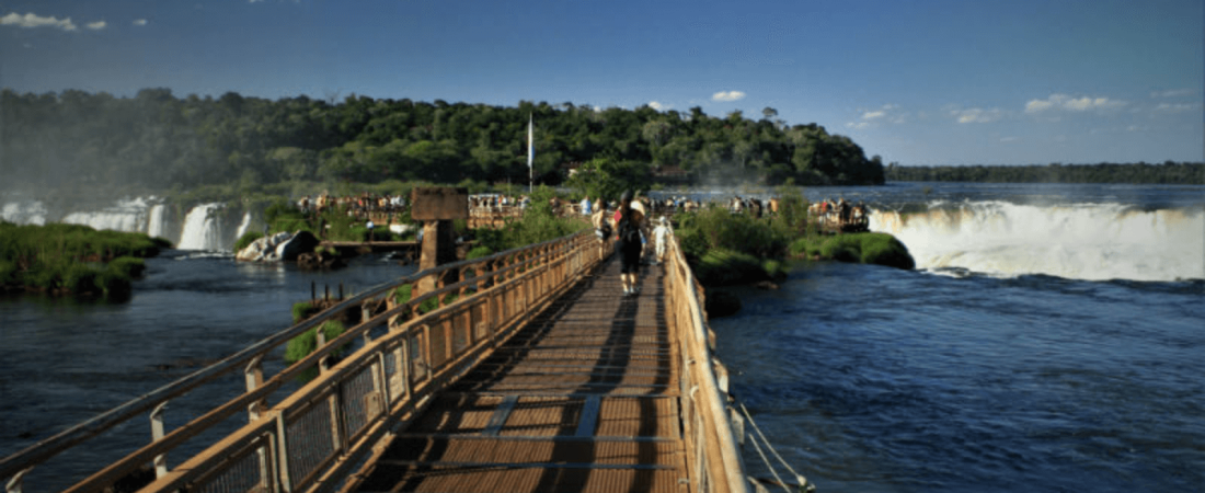 Parque Nacional Iguazú Realizan trabajo de limpieza en las pasarelas ante la ausencia de turistas por cuarentena 3