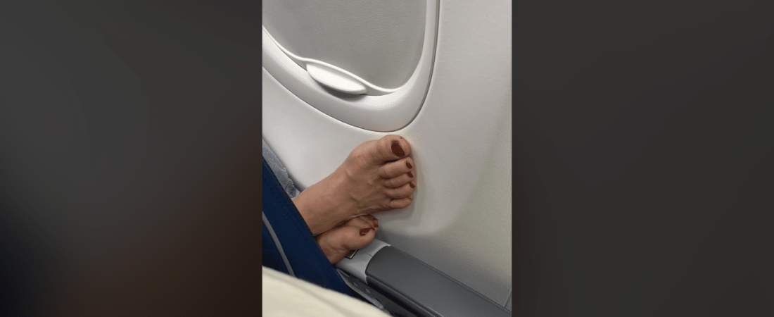 Pasajero de avión llamó 'desagradable' a mujer que puso los pies descalzos sobre su reposabrazos