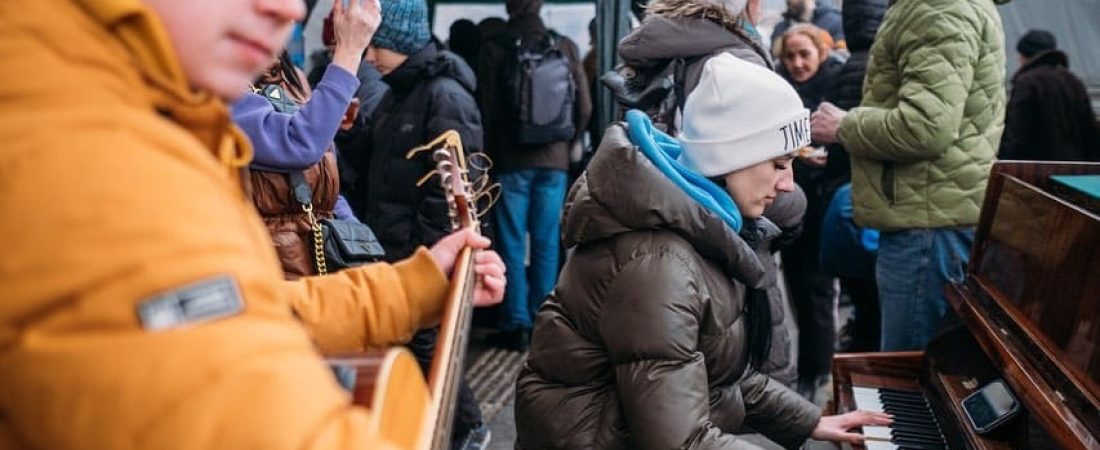 Pianista toca ‘What a Wonderful World’ afuera de una estación de tren en Ucrania y emociona a todos-3