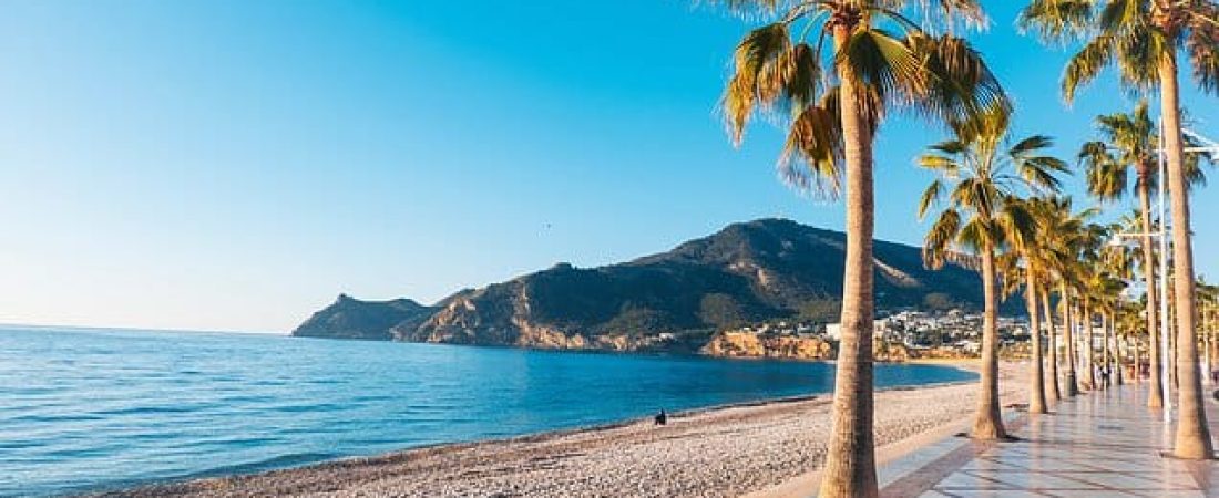 Playa-popular-en-Espana-prohibe-fumar-antes-del-verano-intriper.jpg
