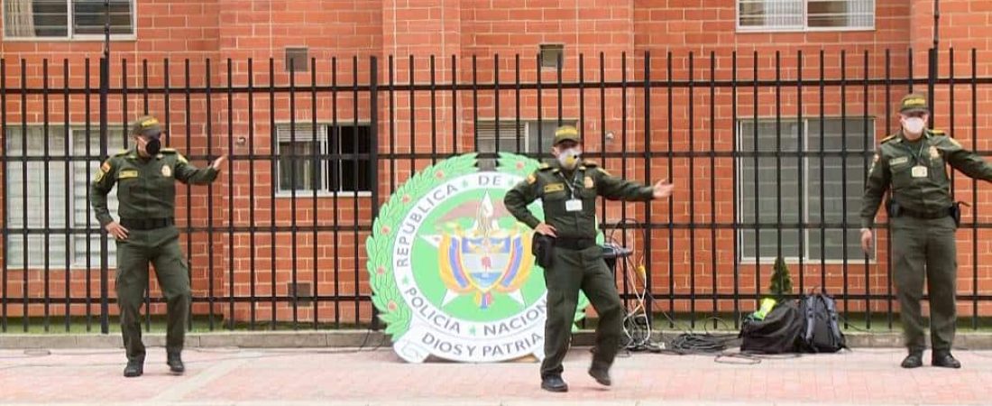 Policía de Bogotá brinda clases de zumba desde la calle para entretener a las personas en confinamiento