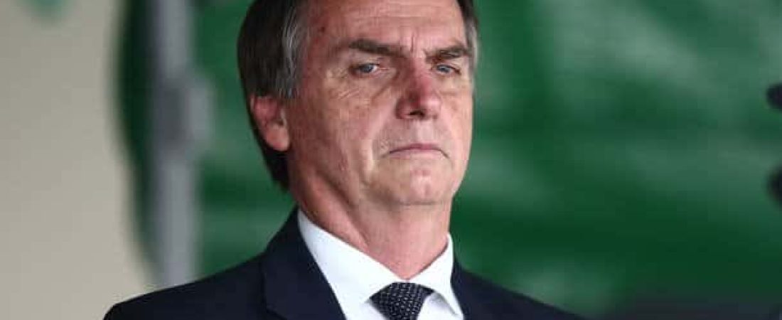 LINS7720 - RJ - 18/08/2018 - BOLSONARO / AMAN - INTERNACIONAL OE - O candidato do PSL à Presidência da República, Jair Bolsonaro, participou na manhã deste sábado da cerimônia de entrega de espadins a cadetes  em formatura na Academia Militar das Agulhas Negras, em Resende, no sul fluminense. 
Bolsonaro dividiu o palanque com autoridades do primeiro escalão do governo de Michel Temer, como o ministro da Defesa, general Joaquim Silva e Luna, o ministro do Gabinete de Segurança Institucional, Sérgio Westhphalen Etchgoyen, a ministra da Advocacia- Geral da União, Grace Mendonça, e a procuradora-geral da República, Raquel Dodge. Foto: FABIO MOTTA/ESTADÃO