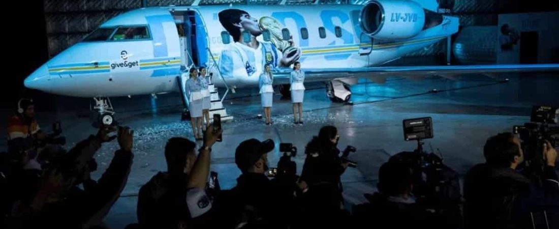 Presentaron Tango D10S, un curioso avión inspirado en Diego Maradona que volará hacia el Mundial de Qatar 2022-1