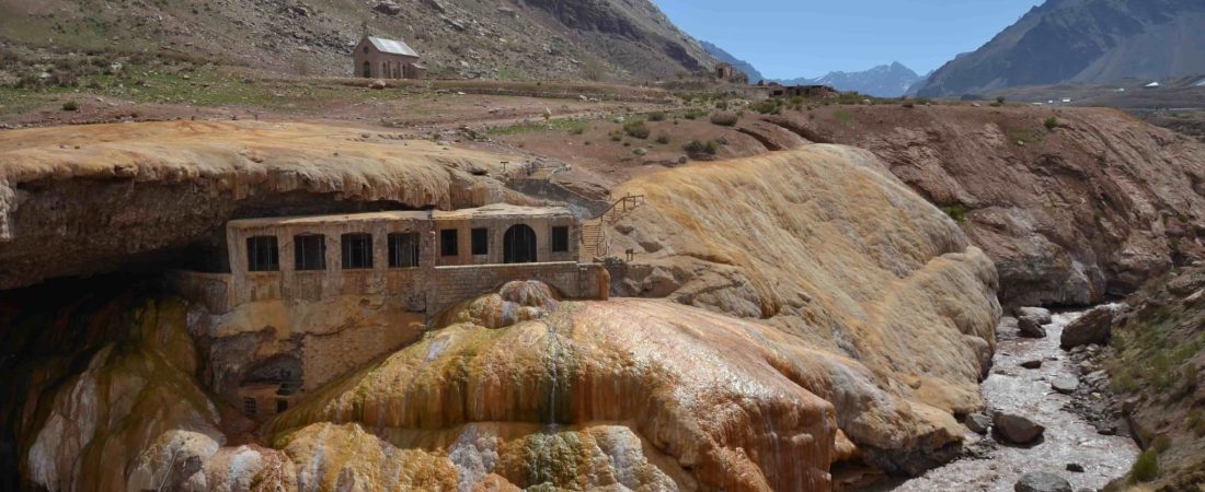 Puente del Inca un patrimonio natural entre las ruinas de un hotel, termas y leyendas incas