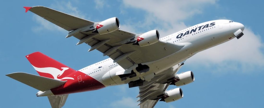 Qantas_a380_vh-oqa_takeoff_heathrow_arp