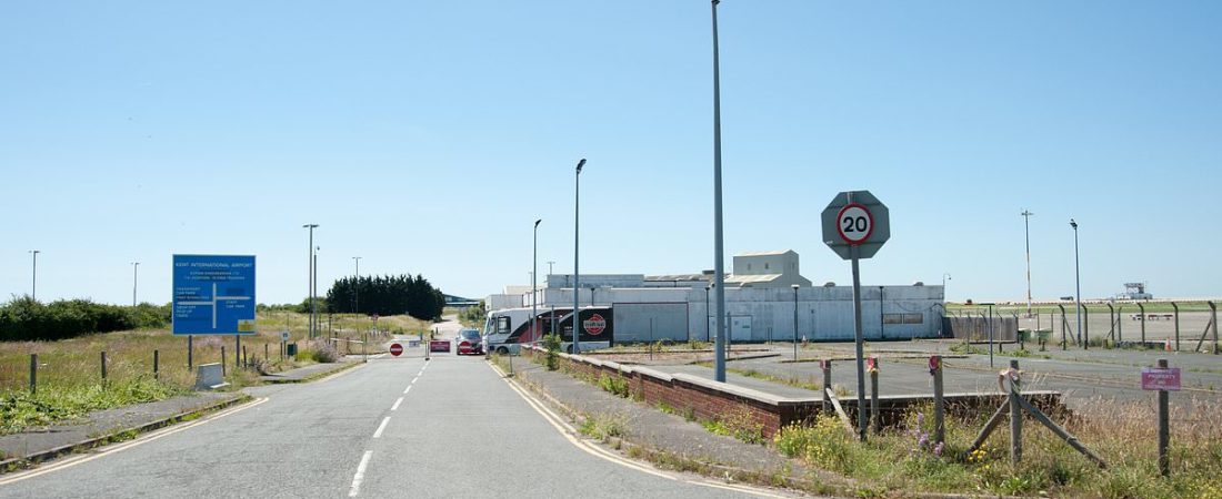 Reapertura-del-aeropuerto-abandonado-en-Reino-Unido-tras-12-anos-como-aparcamiento-intriper.jpg