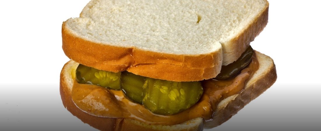 Receta-de-sandwich-de-mantequilla-de-mani-con-pepinillos-facil-intriper.jpg