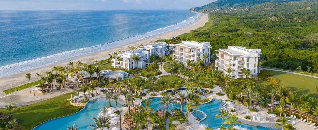 Resort-de-lujo-en-Riviera-Nayarit-con-piscinas-y-desayunos-flotantes-intriper.jpg