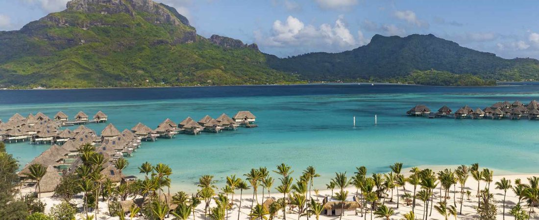 Resort-en-Bora-Bora-con-bungalows-sobre-el-agua-premiado-2024-intriper.jpg