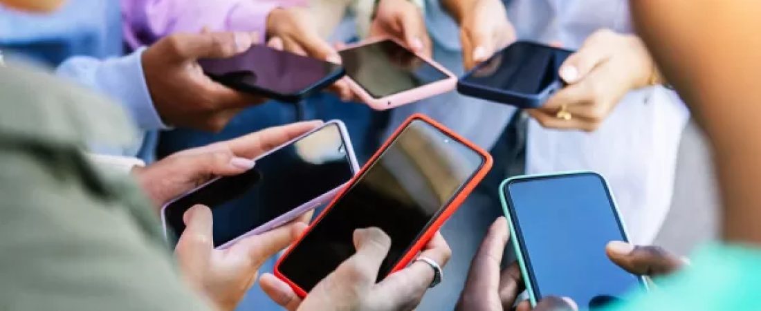 Samsung-vs-iPhone-cual-tendra-el-mejor-celular-del-2025-intriper.jpg