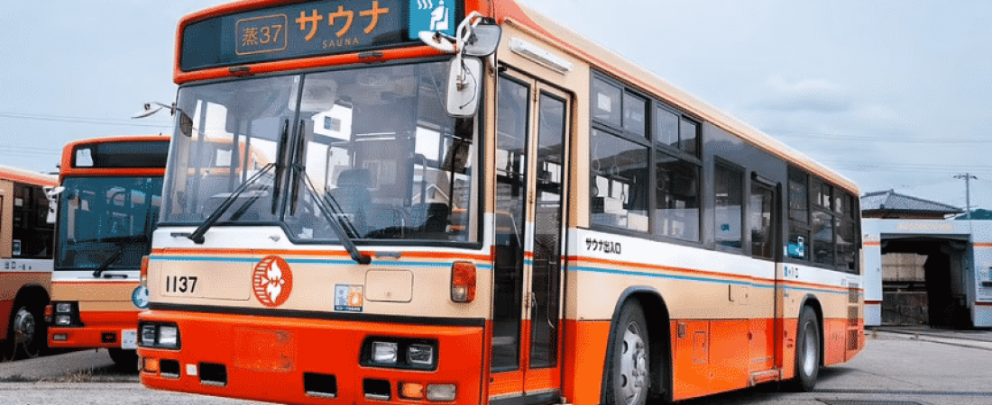 Este autobús de Japón fue transformando en una increíble sauna sobre ruedas