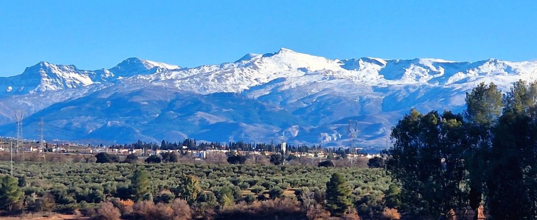 Sierra_Nevada_desde_el_embalse_del_Cubillas,_en_Atarfe_(Granada)