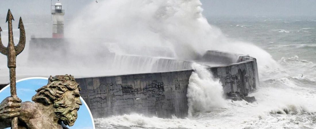 Aparece el rostro de "Neptuno" en las olas durante una fuerte tormenta