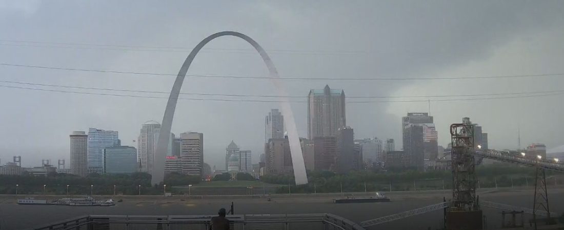 Tornado-en-St.-Louis-deja-victimas-fatales-y-severos-danos-intriper.jpg