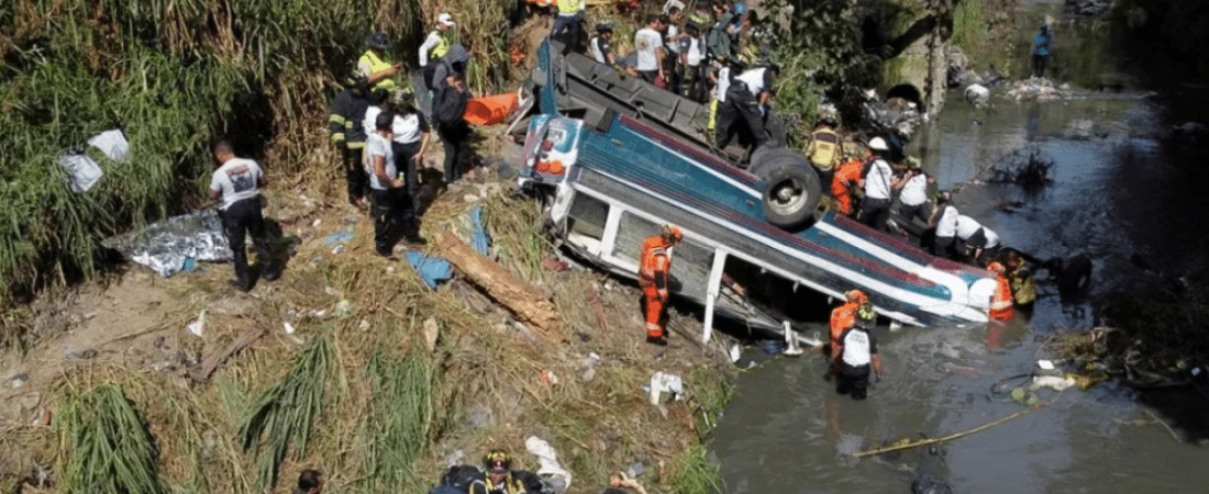 Tragedia_en_Guatemala_un_autobus_cae_de_un_puente_y_deja_51_muertos_1