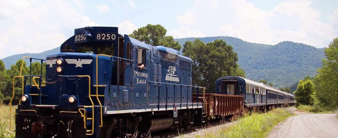 Tren-escenico-con-vistas-al-canon-y-vagon-al-aire-libre-intriper.jpg